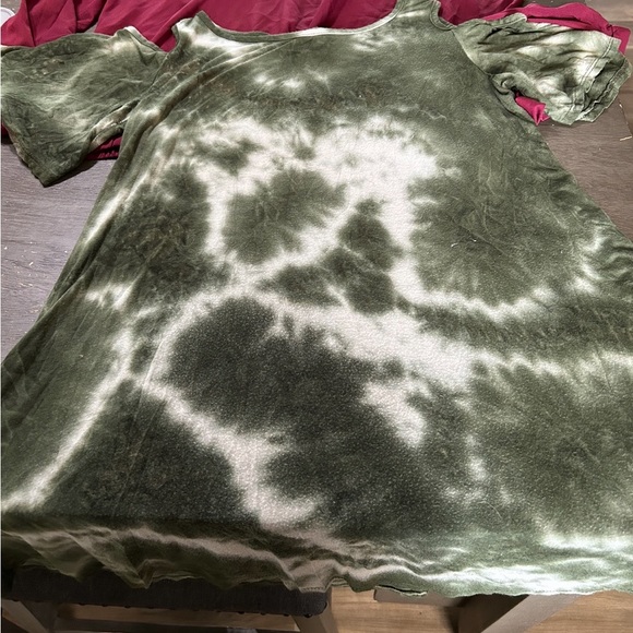 This is a Poof tye dyed dress the colors are green and white. It is a size XL - Picture 7 of 7